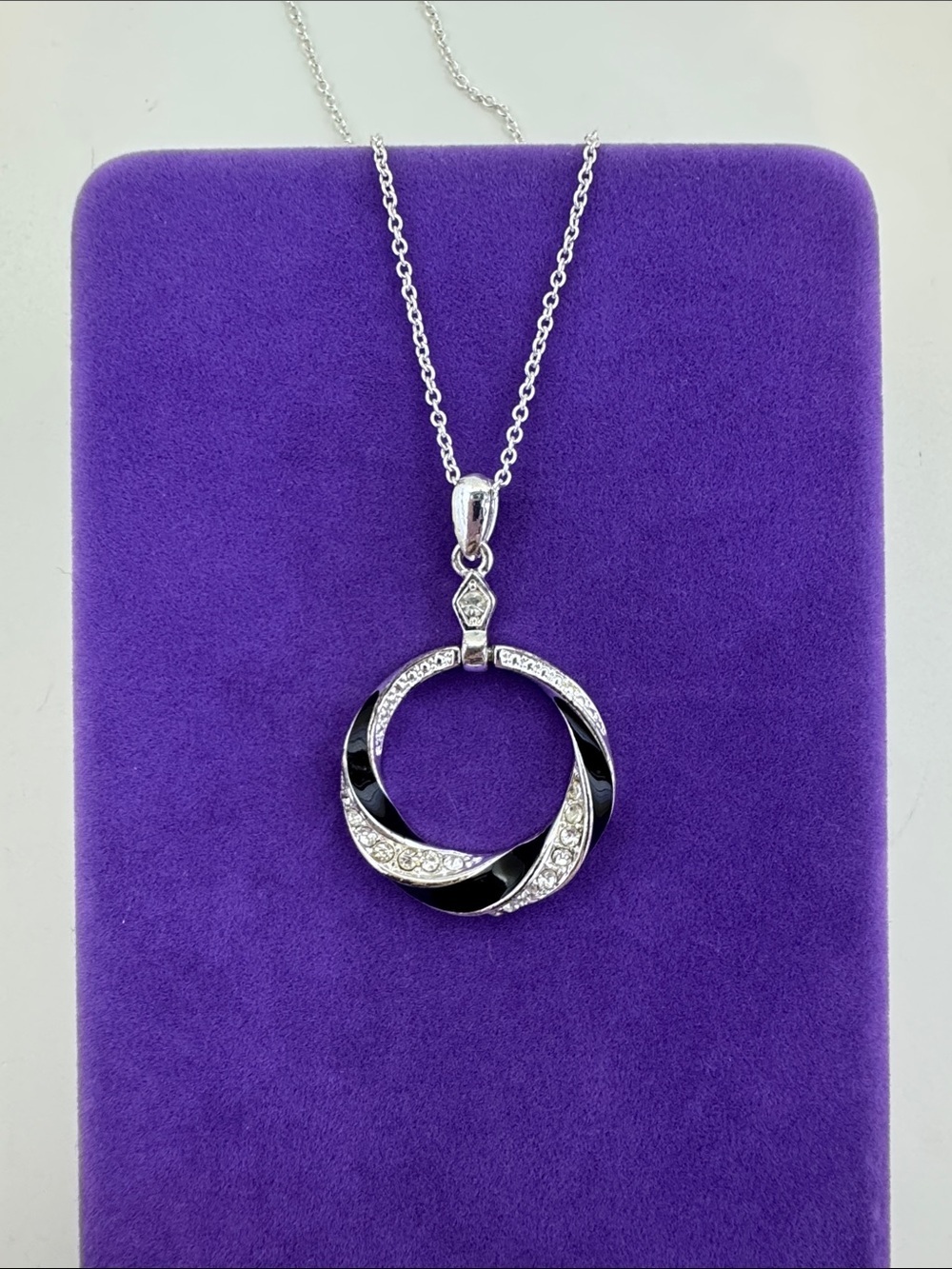 💛 Classic Silver Tone Black Enamel & Crystal Circle Pendant Necklace